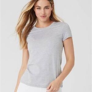 Alo Yoga - Alosoft Finesse Tee in Athletic Heather Grey Size Small